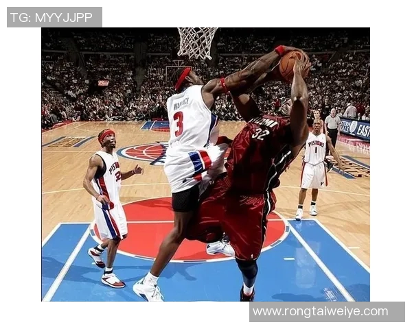 詹姆斯在比赛中遭遇盖帽挑战反映出篮球赛场的激烈竞争与对抗