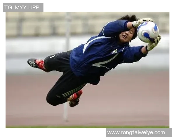 守门员扑球的技巧与训练方法解析助你提升守门技术和比赛表现 守门员扑球的技巧与训练方法解析助你提升守门技术和比赛表现
