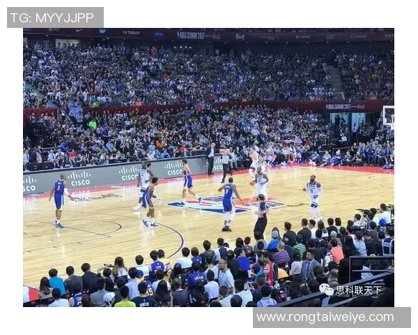 休斯顿火箭与尼克斯激战正酣NBA赛场精彩对决引发球迷热议